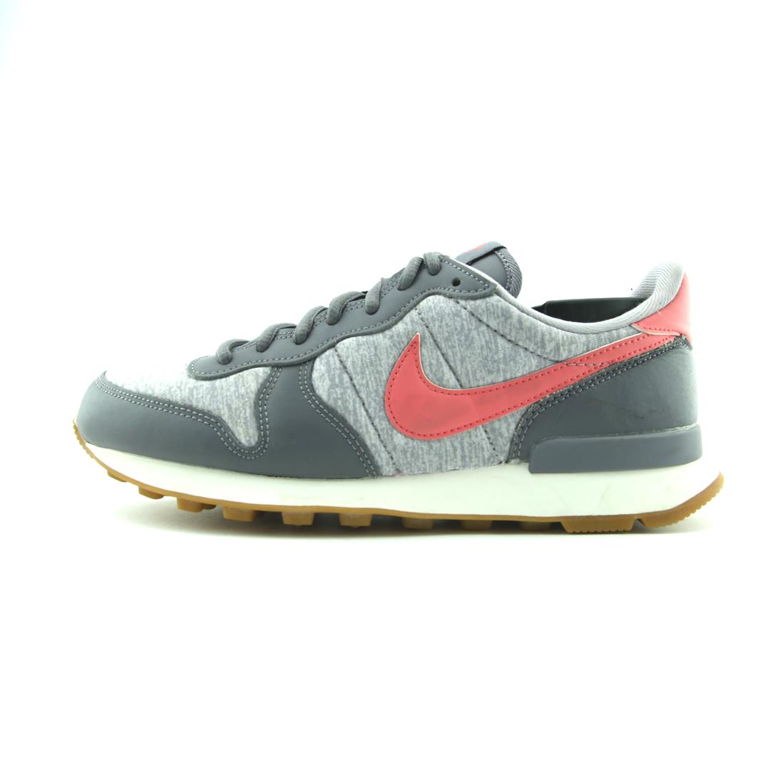 NIKE  INTERNATIONALIST