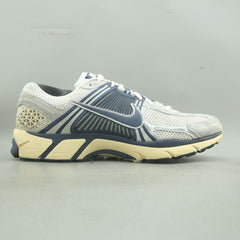 NIKE  ZOOM VOMERO 5